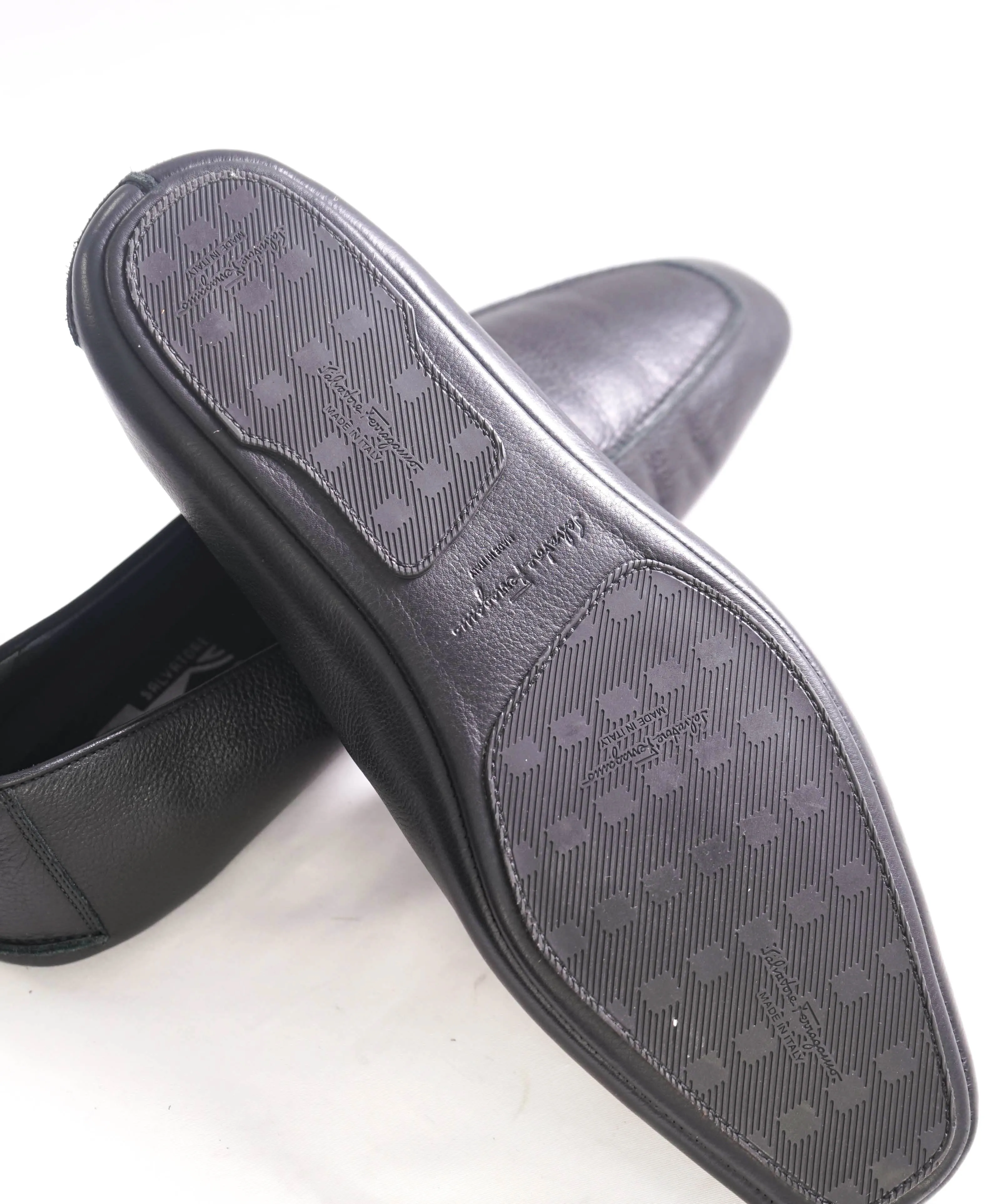 $750 SALVATORE FERRAGAMO - Embossed Bit Sleek Logo Loafer - 9 M US