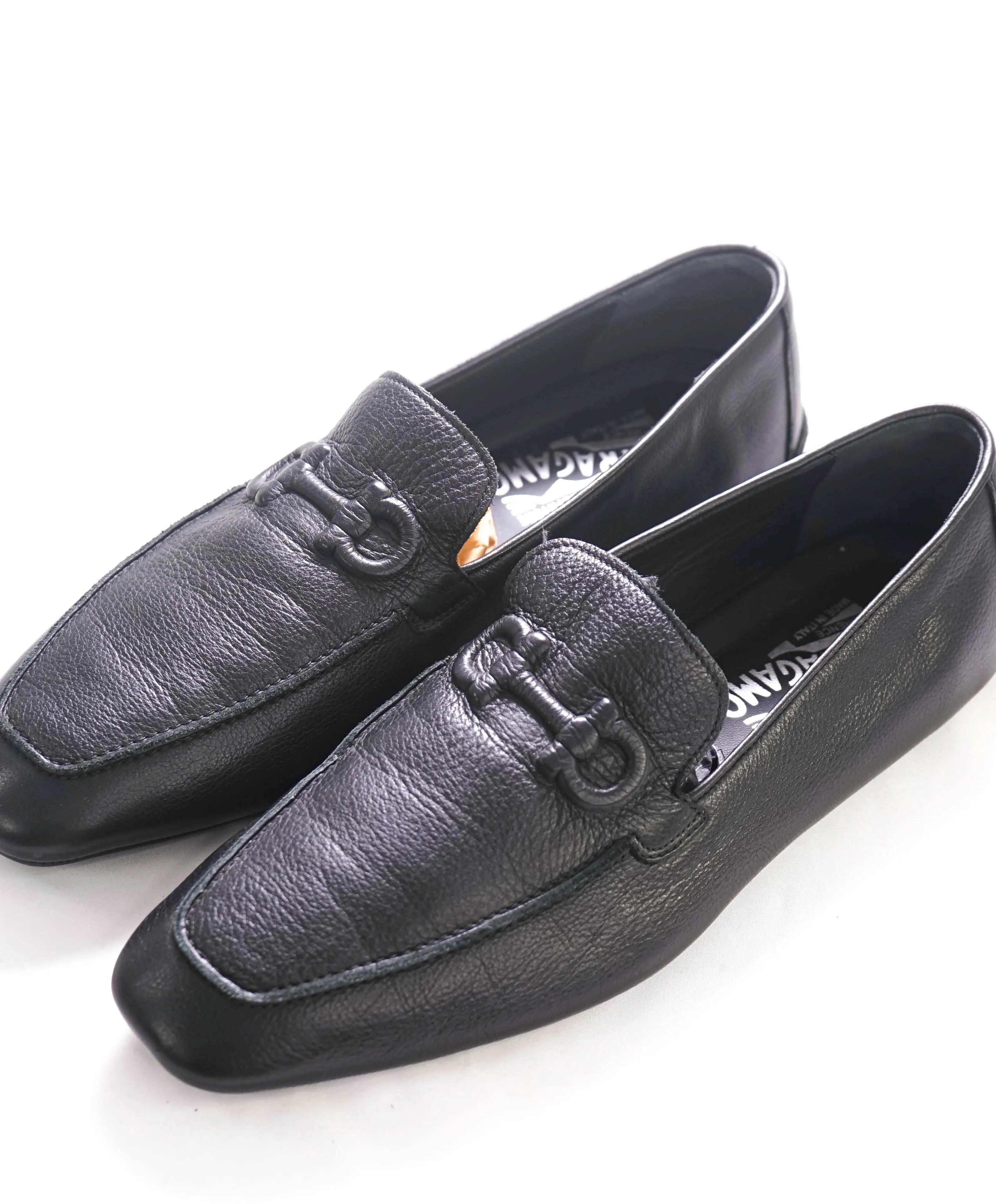 $750 SALVATORE FERRAGAMO - Embossed Bit Sleek Logo Loafer - 9 M US