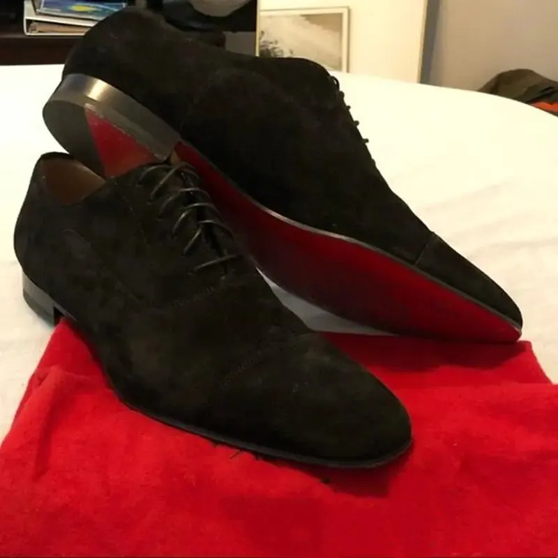 Elegant schwarze Wildleder-Oxfords mit markanter roter Sohle