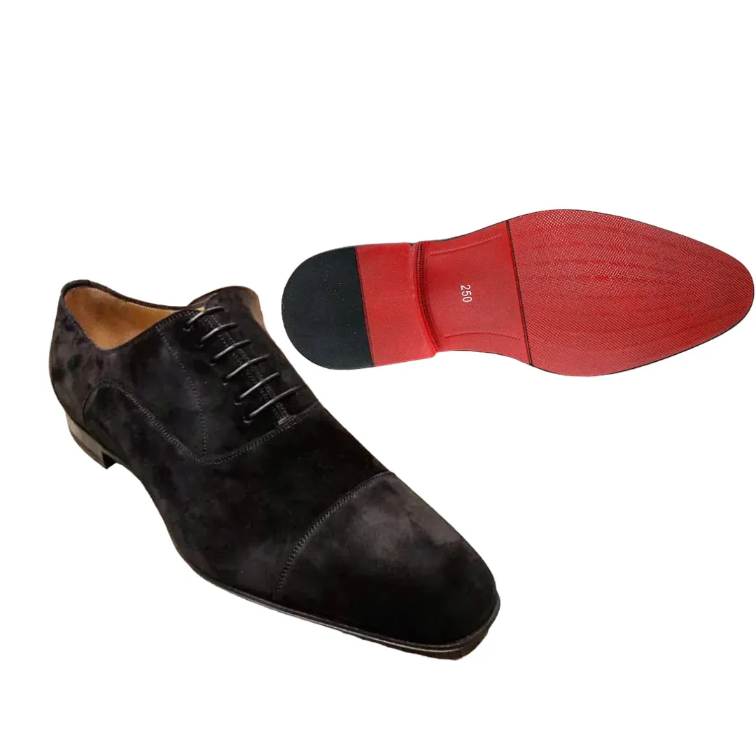 Elegant schwarze Wildleder-Oxfords mit markanter roter Sohle