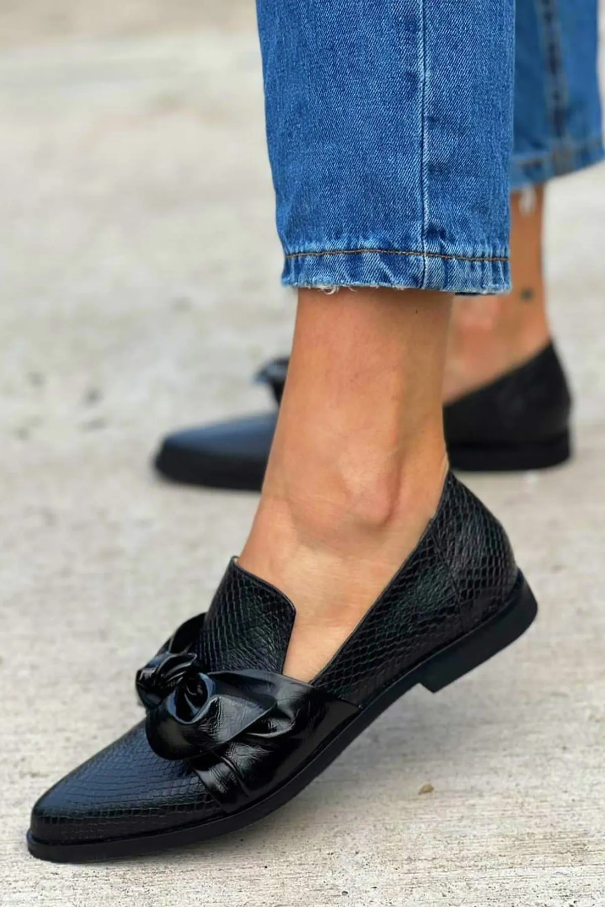 Embossing Bow Knotted Pointy Toe Slip On Loafers