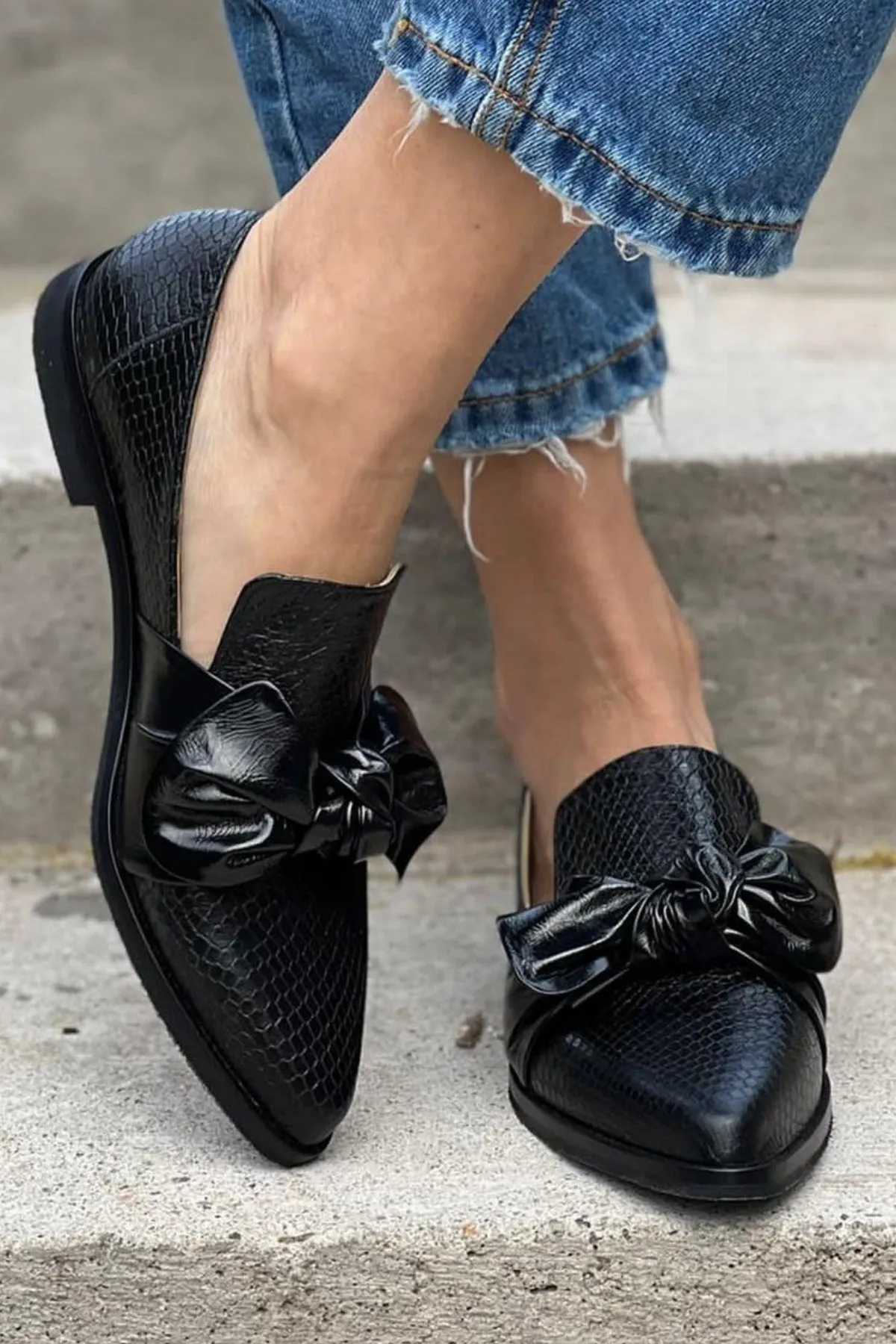 Embossing Bow Knotted Pointy Toe Slip On Loafers