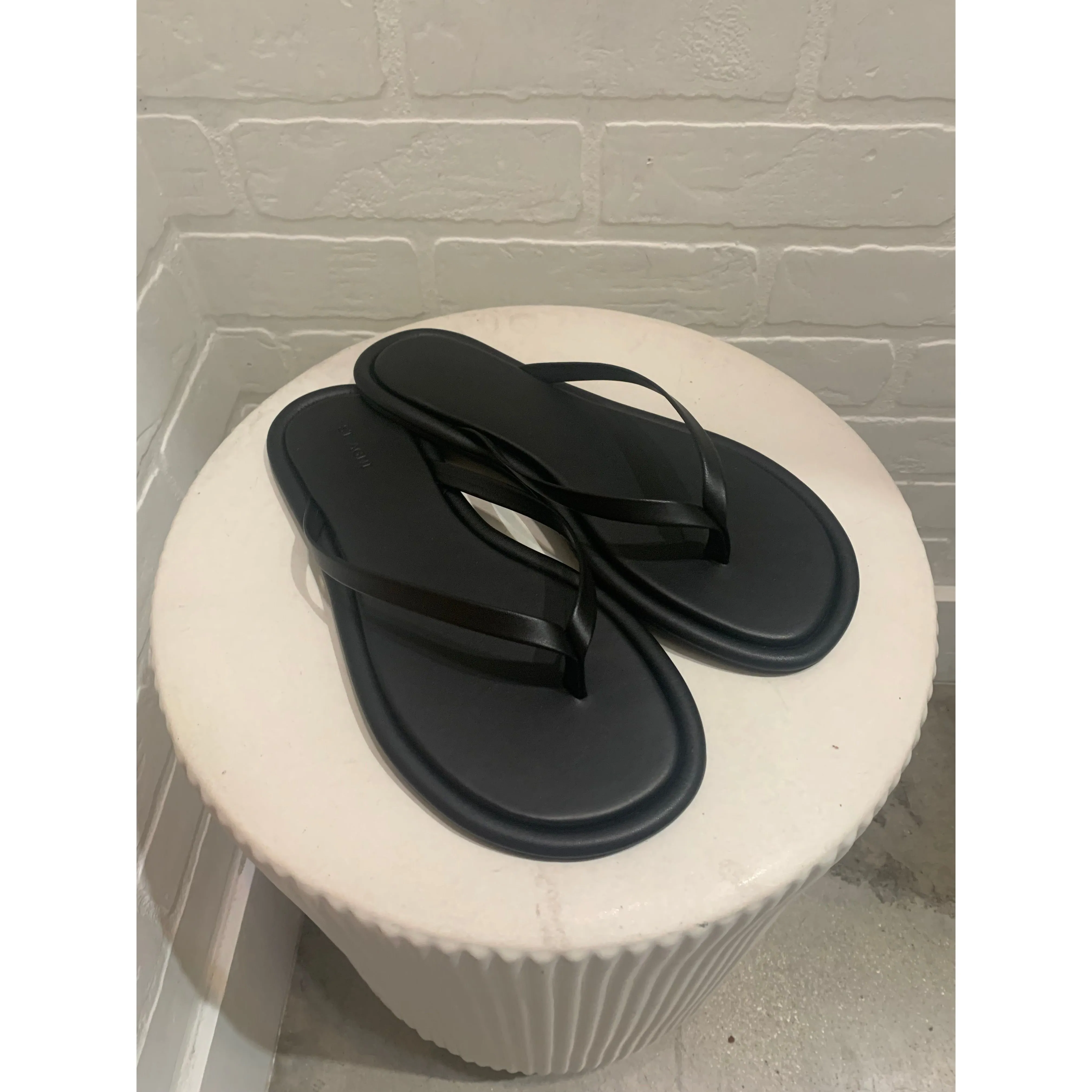 FLIP FLOPS