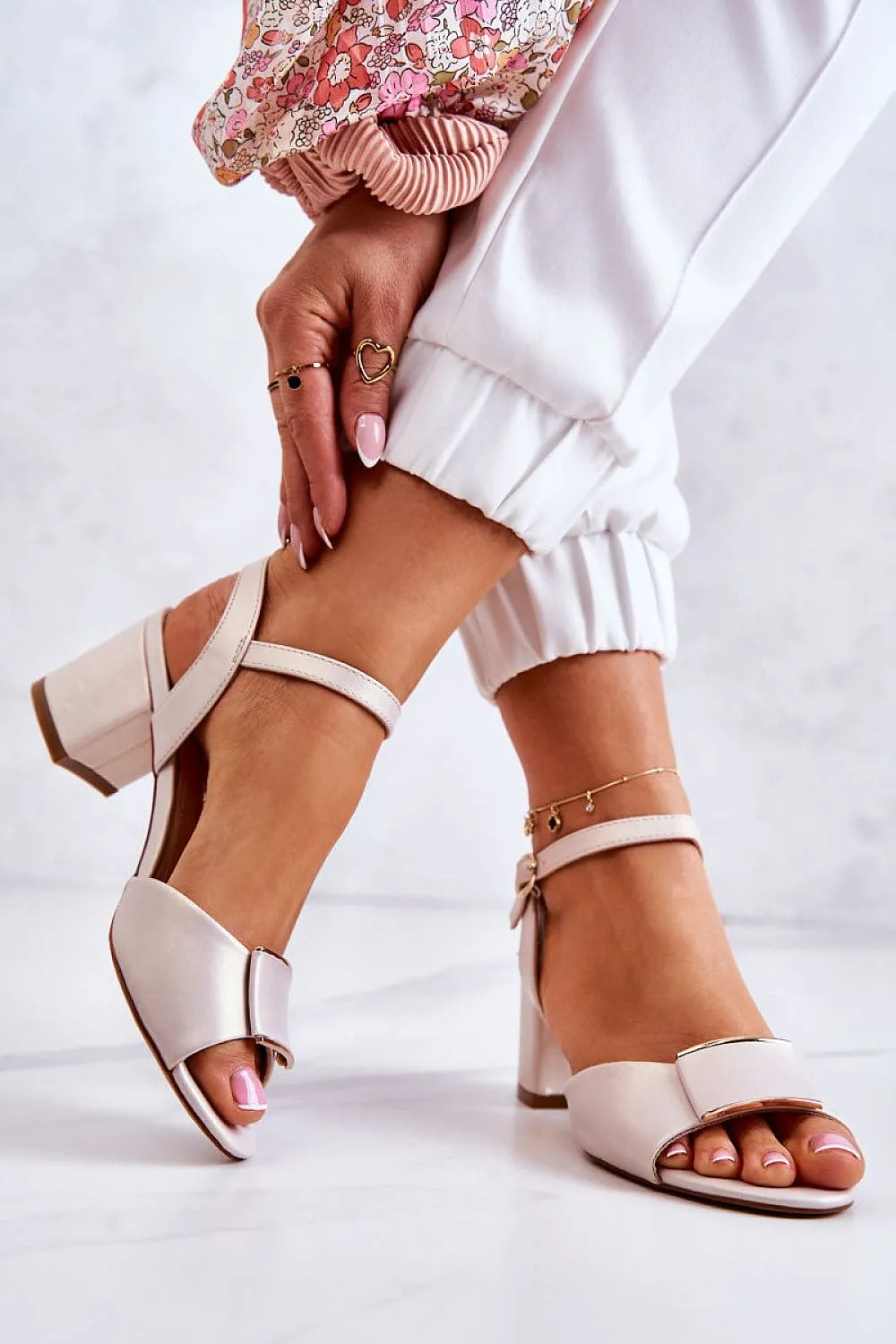 Heel sandals Step in style