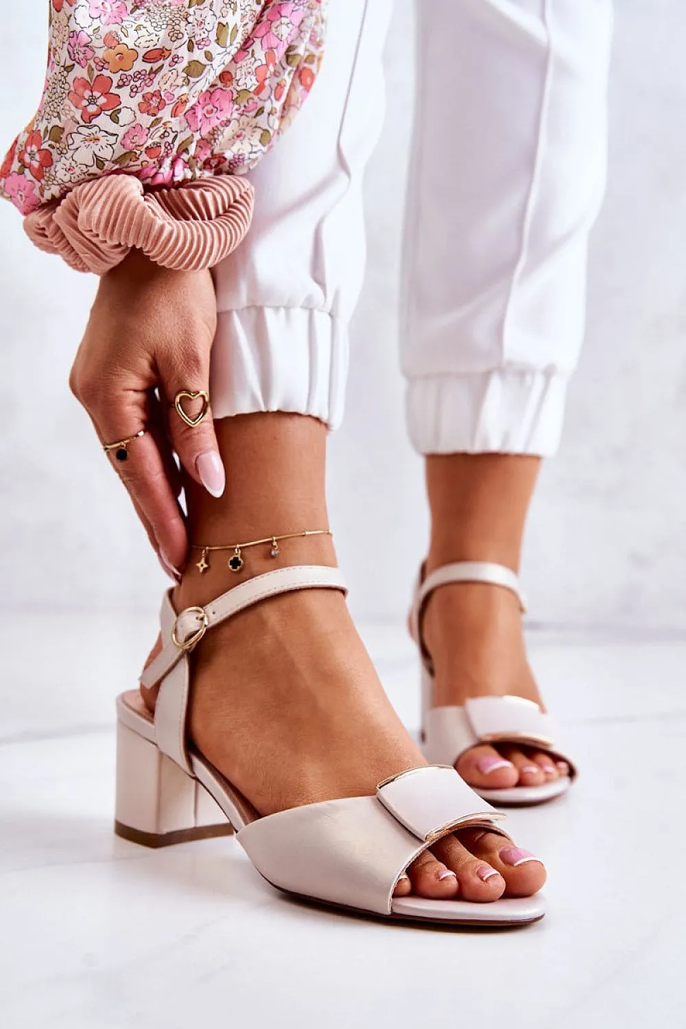 Heel sandals Step in style
