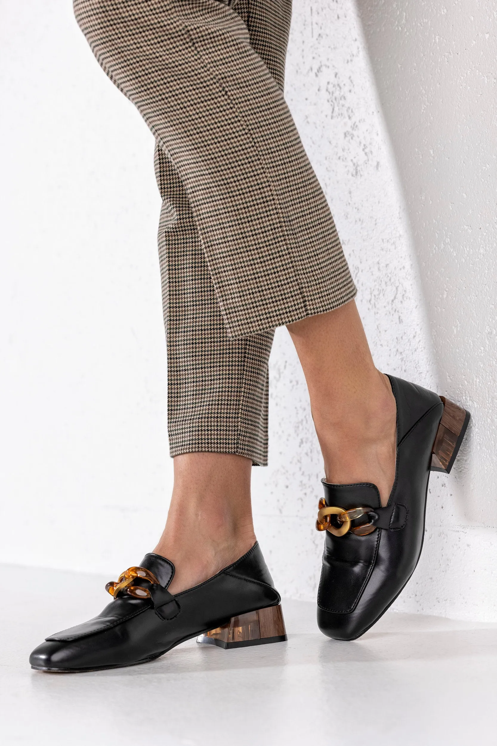 Heeled loafers with chain