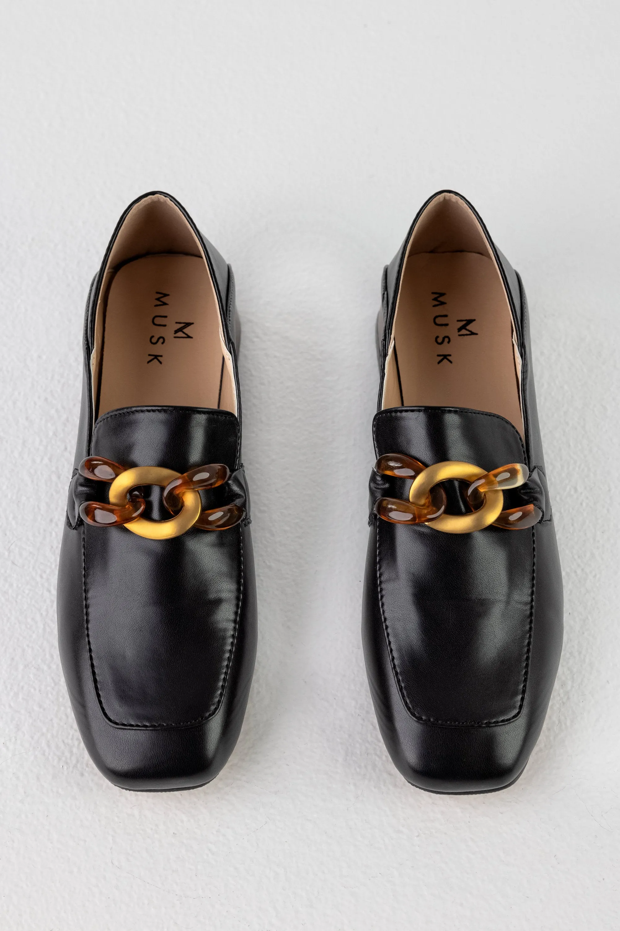 Heeled loafers with chain