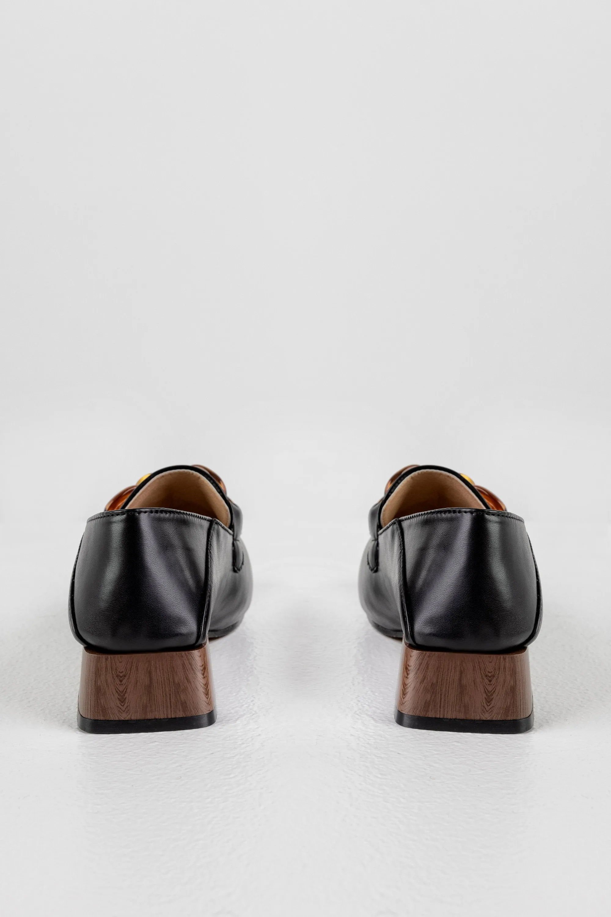 Heeled loafers with chain