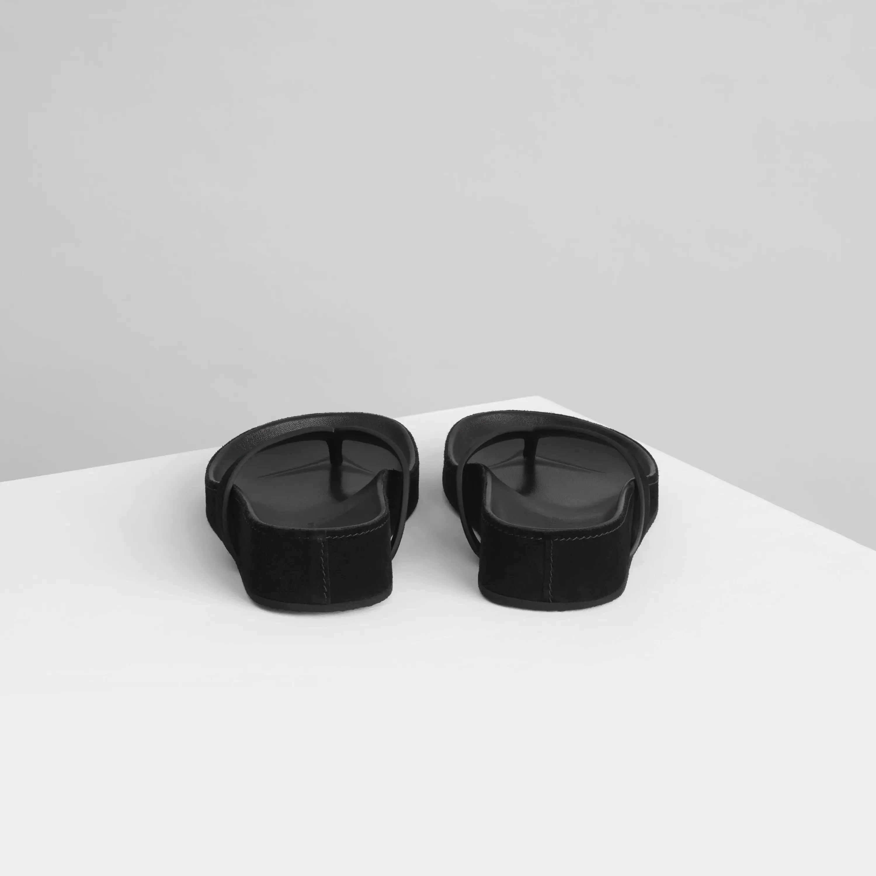ROUND FLIP FLOP | black suede