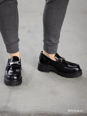 Vagabond Cosmo Sort loafer med lenke og kraftig såle